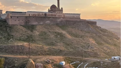 İshak Paşa Sarayı’nın eteklerinde geven balı hasadı