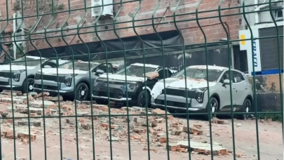Kağıthane'de otomobil bayisine duvar çöktü!