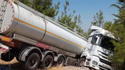 Kontrolden çıkan tanker şarampole devrildi