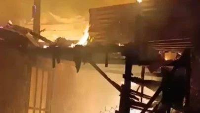 Hatay'da 2 katlı ahşap ev yangında kullanılamaz hale geldi