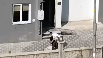 Kaçmaya çalışan kadını sokakta yakalayıp dövdü