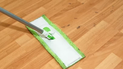 Parkeler iz bırakmadan nasıl silinir?