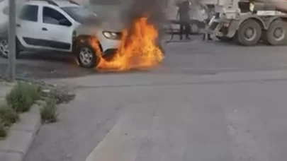 Seyir halindeki otomobil alev aldı