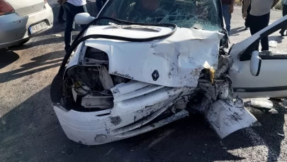 Van’da 2 otomobil kafa kafaya çarpıştı: 7 yaralı