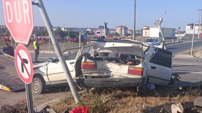 İkiye ayrılan araçtan sıyrıklarla kurtuldu