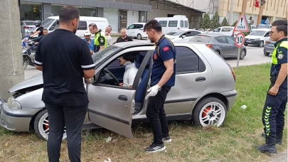 Kontrolden çıkan otomobil direğe çarptı