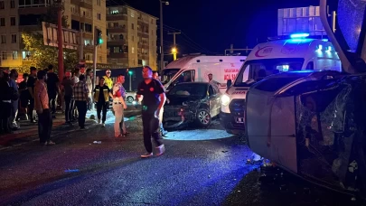 Kavşaktaki çarpışmada otomobil takla attı
