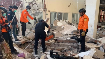 Endonezya’da 7.7 büyüklüğünde deprem: 20 ölü