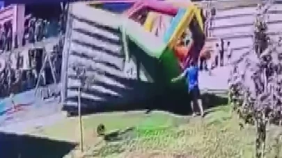 Rüzgar oyun parkını devirdi 3 çocuk altında kaldı
