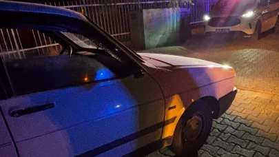 Yayaya çarpıp otomobilini bırakarak kaçtı