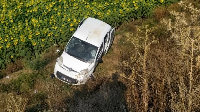 Edirne’de yoldan çıkarak takla atan hafif ticari araçtaki 1 kişi öldü, 1 kişi yaralandı