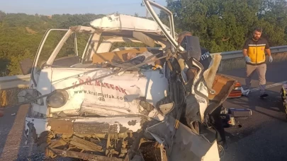 Kamyona arkadan çarpan kamyonetin sürücüsü öldü