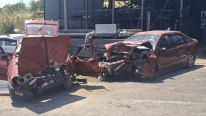Kütahya'da iki otomobil kafa kafaya çarpıştı