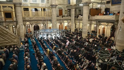 Mevlid Kandili namazı kılınışı (Diyanet) 2,4,6 rekatlık Mevlid Kandili namazı kılınışı nasıl?