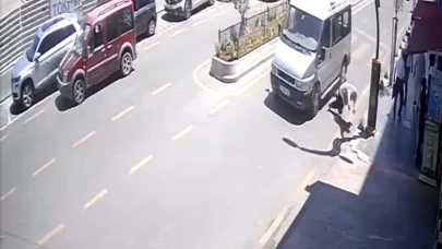 Yolun karşısına geçerken minibüs çarptı