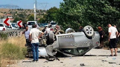 Bariyerlere çarpan otomobil yoldan çıktı