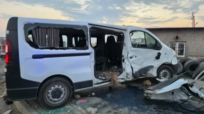 İki minibüs çarpıştı! Çok sayıda yaralı var