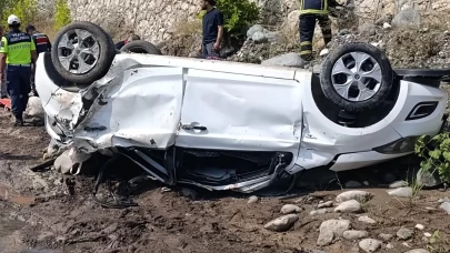 Kontrolden çıkan otomobil dereye uçtu