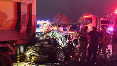 Otomobil hafriyat kamyonunun altına girdi: