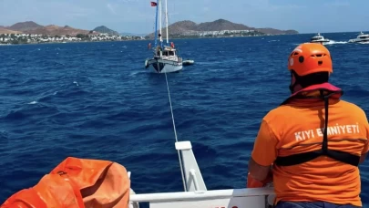 Bodrum açıklarında sürüklenen tekne kurtarıldı