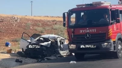 Otomobil ve hafif ticari araç kafa kafaya çarpıştı