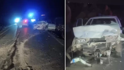İki otomobil kafa kafaya çarpıştı