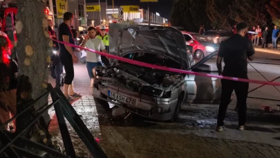 Bursa’da alt geçidin demirlerini yıkıp beton direğe saplandı