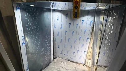 Montajını yaptığı asansör kabininin altında kaldı