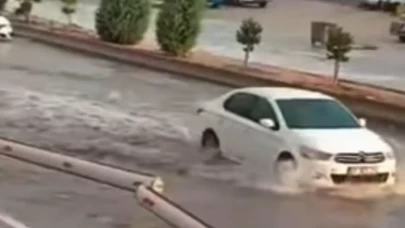 Gaziantep'te aniden bastıran yağış caddeyi göle çevirdi