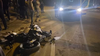 Ehliyetsiz sürücünün kullandığı plakasız motosiklet otomobille çarpıştı