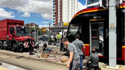Karşı perona geçerken tramvayın altında kaldı