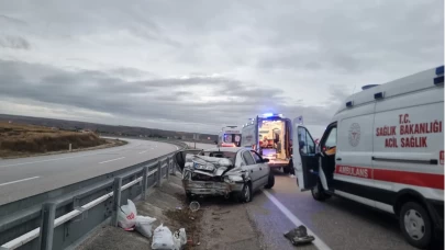 Çorum’da otomobil bariyerlere çarptı: 5 kişi yaralandı