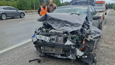 İstanbul’da bariyerlere çarpan otomobil hurdaya döndü