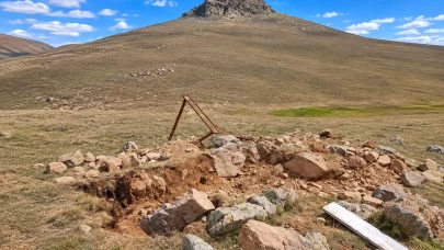 Tarihi mezarlıkta skandal görüntü! Defineciler tarafından talan edildi