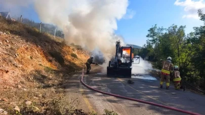 İskenderun’da seyir halindeki iş makinesi alev aldı