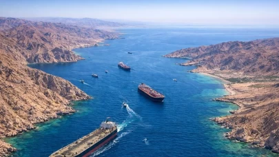 Hürmüz Boğazı'nda sıcak saatler: Bir gemi daha vuruldu!