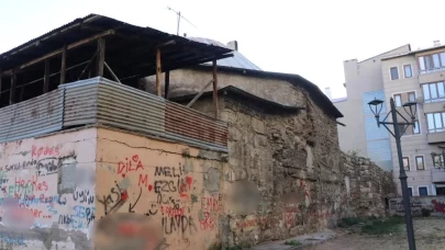 Sivas’ta 3 asırlık tarihi hamam kaderine terk edildi!