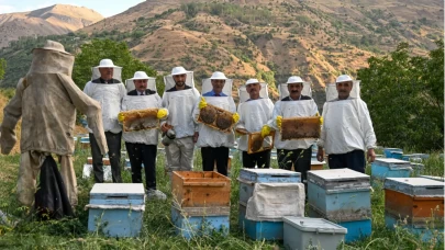 Van’da 2 bin 700 metre rakımda bal hasadı başladı