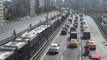 Mecidiyeköy’de metrobüs arızası ulaşımı kilitledi!