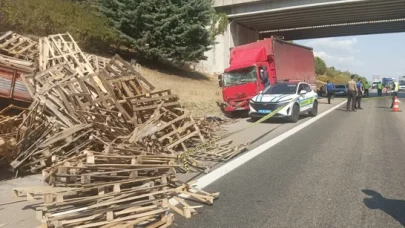 Bursa’da emniyet şeridindeki araca kamyon çarptı