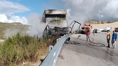 Bariyerlere çarpan kamyon alev aldı
