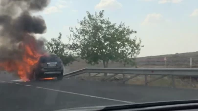 Şanlıurfa’da seyir halindeki otomobil alevlere teslim oldu