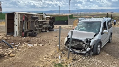 Gaziantep’te iki araç kavşakta çarpıştı: 2’si ağır 5 yaralı