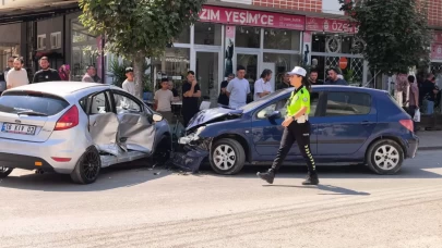 Bursa’da karşı şeride geçen otomobil başka araçla çarpıştı: 3 yaralı