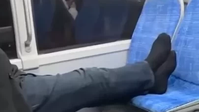 Bursa’da otobüste pes dedirten görüntü: Ayakkabılarını çıkarıp koltuğa uzandı
