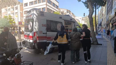 Amasya’da otomobilin açılan kapısı elektrikli bisikletteki kadının yüzüne çarptı