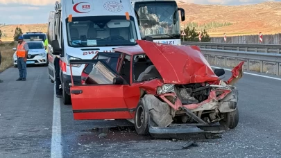 Sivas’ta otomobil TIR’a arkadan çarptı: 2’si çocuk 6 yaralı