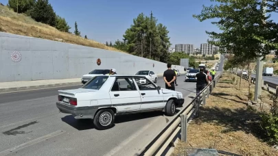 Adıyaman’da 15 yaşındaki sürücünün otomobili bariyerlere çarptı