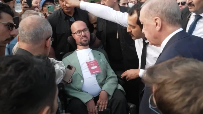 Cumhurbaşkanı Erdoğan engelli genci duygulandırdı