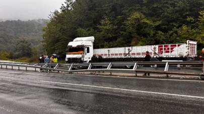 Düzce-Akçakoca kara yolunda tır makasladı: Trafik kilitlendi
